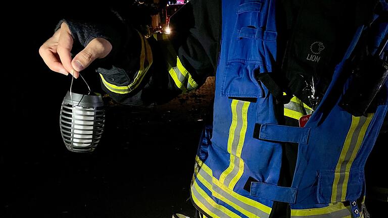 Ein gemeldeter Dachstuhlbrand in der Volkacher entpuppte sich als kurioser Fehlalarm. Der Feuerschein stellte sich als Gartenlampe heraus. Ein gemeldeter Dachstuhlbrand in der Volkacher entpuppte sich als kurioser Fehlalarm. Der Feuerschein stellte sich als Gartenlampe heraus.
