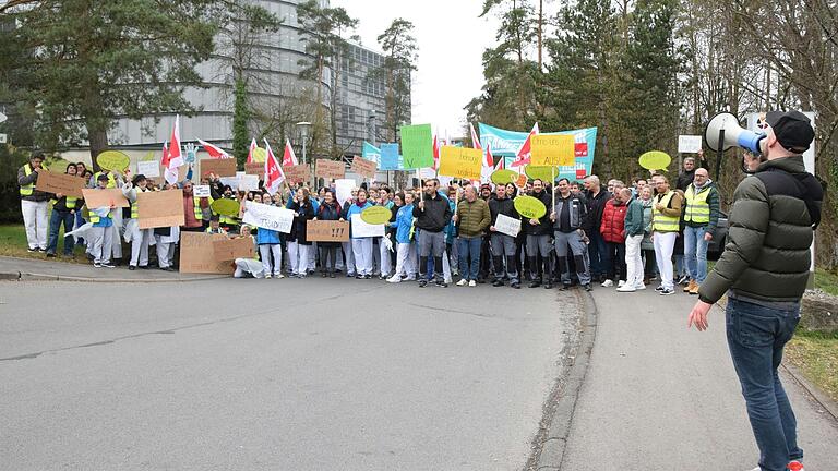 Um ihren Forderungen nach einer besseren Bezahlung Nachdruck zu verleihen, versammelten sich rund 250 Mitarbeiter des Rhön-Klinikum Campus vor den Toren des Krankenhauses. Um ihren Forderungen nach einer besseren Bezahlung Nachdruck zu verleihen, versammelten sich rund 250 Mitarbeiter des Rhön-Klinikum Campus vor den Toren des Krankenhauses.