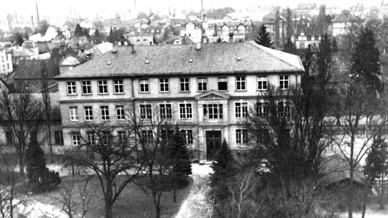 Die ehemalige Schule im Rosengarten wurde bei der Bombardierung Kitzingens 1945 zerstört. Danach war für die Gymnasiasten an Schule erst einmal nicht mehr zu denken. Die ehemalige Schule im Rosengarten wurde bei der Bombardierung Kitzingens 1945 zerstört. Danach war für die Gymnasiasten an Schule erst einmal nicht mehr zu denken.