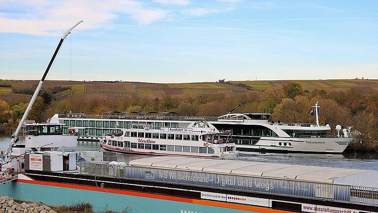 Viel Betrieb auf dem Main. Seit Mittwoch gehören auch Hotelschiffe in Volkach dazu. Die neue Anlegestelle für Hotelschiffe ist getauft worden.