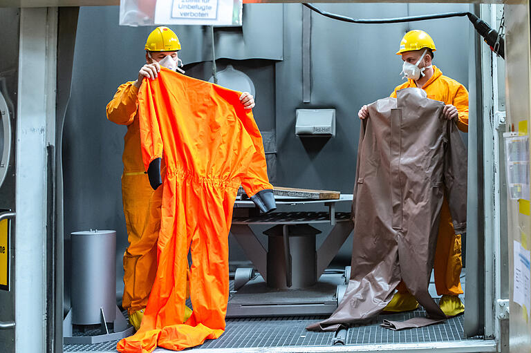 Mit solchen Anzügen schützen sich die Mitarbeiter, die in der Trockendekontamination Bauteile mit Metallkugeln beschießen, um radioaktive Partikel zu entfernen. Mit solchen Anzügen schützen sich die Mitarbeiter, die in der Trockendekontamination Bauteile mit Metallkugeln beschießen, um radioaktive Partikel zu entfernen.