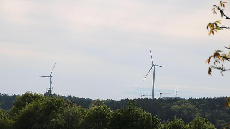 Im Wald auf dem Münnerstädter Schindberg sind bereits mehrere Windräder gebaut worden. Jetzt sollen 15 im Bildhäuser Forst folgen.       -  Im Wald auf dem Münnerstädter Schindberg sind bereits mehrere Windräder gebaut worden. Jetzt sollen 15 im Bildhäuser Forst folgen.