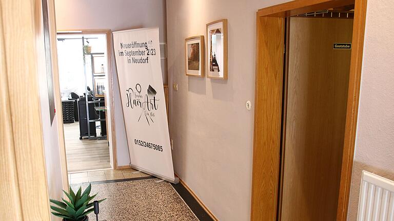 Der neue Eingang bei der Wirtschaft Drei Linden in Neudorf. Rechts geht’s in die Gastwirtschaft und gerade aus zum Friseur. Der neue Eingang bei der Wirtschaft Drei Linden in Neudorf. Rechts geht’s in die Gastwirtschaft und gerade aus zum Friseur.