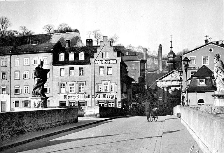 Die Weinwirtschaft Berger in der Saalgasse um 1933. Die Saalgasse verläuft vor dem Haus und verdankt ihren Namen einem Saal im früheren Haus Nr. 2, in dem die Schöffen des früheren Brückengerichts bei ungünstiger Witterung ihre Sitzungen abhalten konnten. Das Brückengericht wurde 1554 aufgehoben.