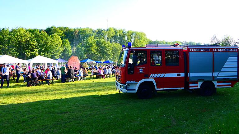 Bei schönstem Wetter wurde das Feuerwehrjubiläum in Schönbach auf dem Sportplatz gefeiert.