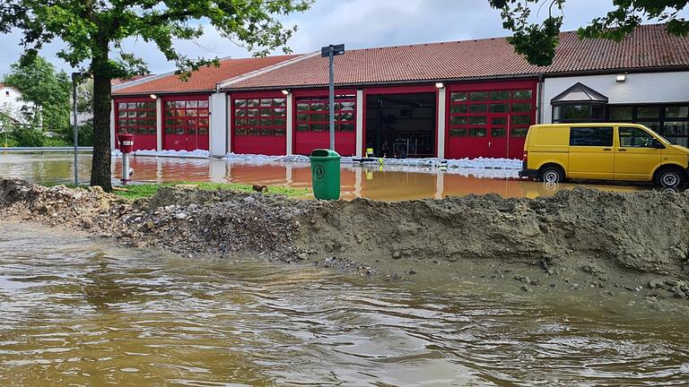 Selbst das Gebäude der Feuerwehr in Mering musste vor den Hochwassermassen geschützt werden.