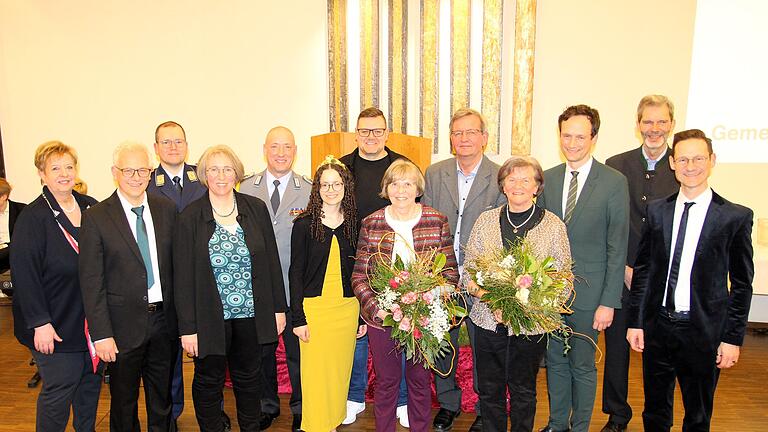 Beim Neujahrsempfang in Frankenwinheim zeichnete Bürgermeister Herbert Fröhlich (vorne links) mehrere Mitbürgerinnen und -bürger sowie Soldaten der Patenkompanie für Zusammenhalt, Engagement und Erfolge aus. Mit im Bild sind die Grußredner beim Empfang.