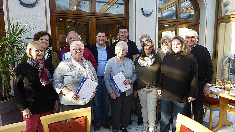 Vorstandsmitglieder und die für langjährige Mitgliedschaft Geehrten Sonja Beck, Sabine Döll, Edgar Löffler, Isolde Negron-Martinez, Kreisgeschäftsführer Steve Metz, Frieda Gleichmann, Gerhard May, Ludmilla Dietrich, Angelika Große-Hovest, Gabriele Rudolph und Harry Deuber.