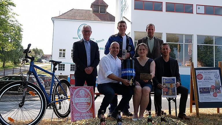 Viele Ideen zum 300. Jubiläum der Brauerei Streck in Ostheim: Eine Sammelaktion, ein Brauereifest, eine Kronkorken-Sammelaktion und eine Forschungsarbeit über die Brauereigeschichte gehören zum Jubiläumsprogramm. Im Bild (von links): Historiker Dr. Kai Lehmann, Brauereichef Axel Kochinki, Braumeister Benjamin Betz, Stefanie Mühlfeld (kaufmännische Leiterin), Georg Seiler (Historiker) und Stefan Dietzer (Leiter corporate Publishing MainKonzept).