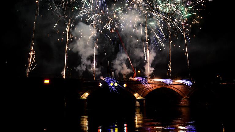 Wir auch heuer wieder von der Mainbrücke gezündet: das Musik-Feuerwerk zum Abschluss der Laurenzi-Messe in Marktheidenfeld am Sonntag um 22 Uhr.