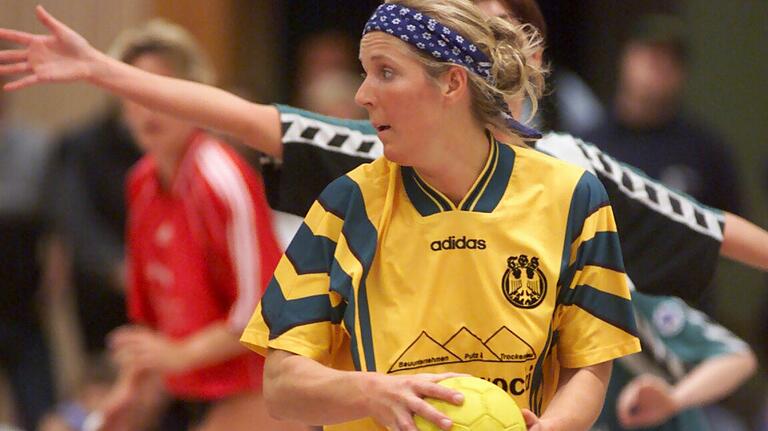 Die Hand am Ball, den Blick beim Gegner: Tanja Hammer im Trikot der TG 48 Schweinfurt und in einer typischen Pose - hier bei der deutschen Meisterschaft 2000 in Weyhe.