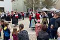 Die Volkstanzgruppe Kürnach tanzte um den Maibaum.