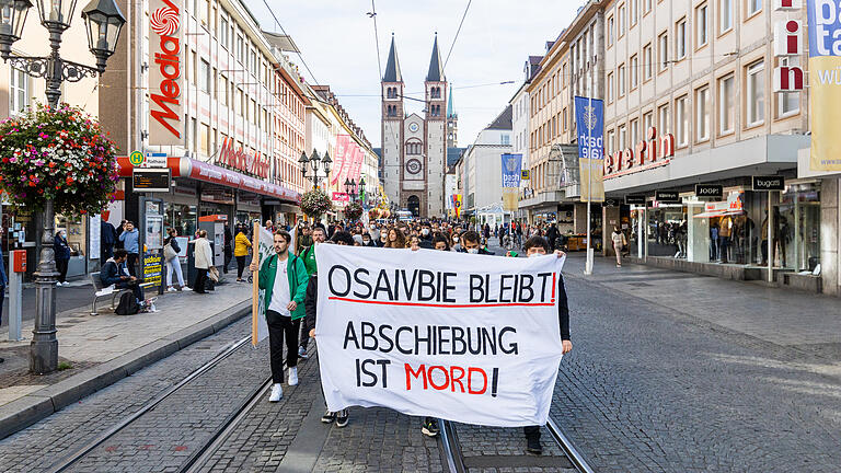 Demo in Würzburg am 17.10.2022 für den  Sportler Osaivbie Ekogiawe. Dem 20-jährigen und bestens integrierten Nigerianer droht die Abschiebung.