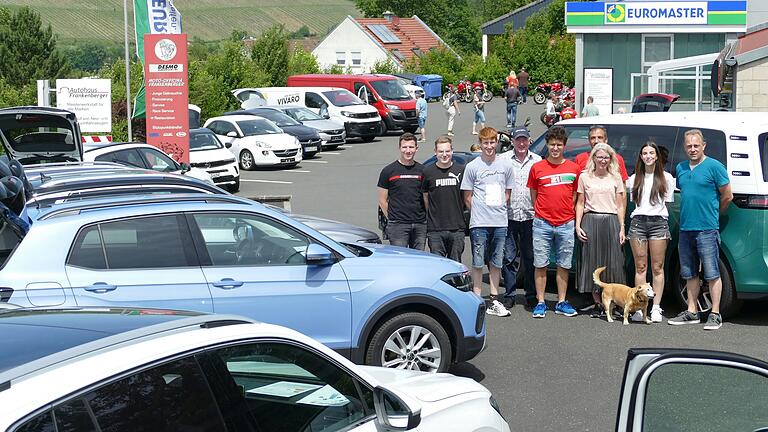 Zusätzlich zu den bisherigen Diensten im Bereich Automobil und Motorrad übernimmt die Stettener Firma Frankenberger ab sofort die Aufgaben der bisherigen Euromaster-Filiale Gramlich in Karlstadt. Im Bild das Frankenberger-Team auf dem Betriebsgelände. Zusätzlich zu den bisherigen Diensten im Bereich Automobil und Motorrad übernimmt die Stettener Firma Frankenberger ab sofort die Aufgaben der bisherigen Euromaster-Filiale Gramlich in Karlstadt. Im Bild das Frankenberger-Team auf dem Betriebsgelände.