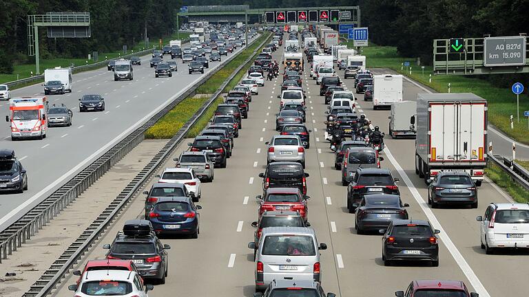 Ferienende in Bayern       -  Wie jedes Jahr ist zu Ferienbeginn mit mehr Verkehr auf den Straßen zu rechnen. (Symbolbild)