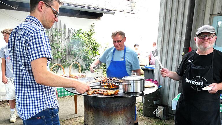 Die 'Grillmeister' Fabian Dressel, Roman Kempf und Armin Heck-Dressel an der Komm-In-Feuertonne sorgen dafür, dass bei der School´s-out-party niemand hungern muss.