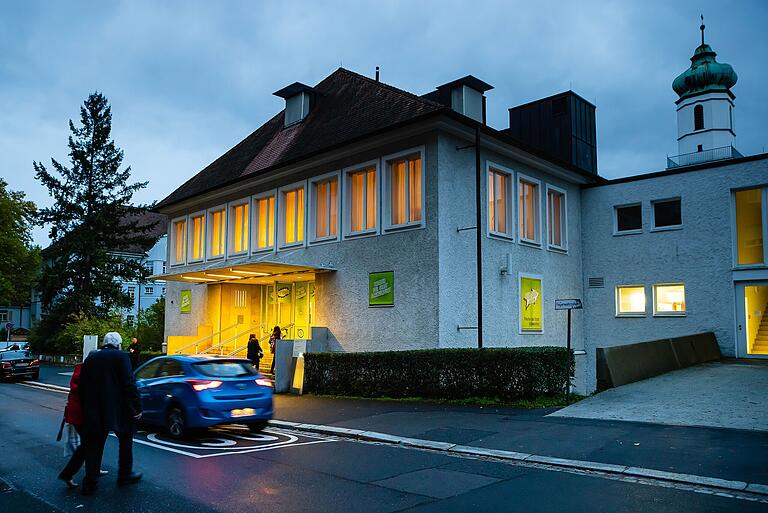 Zahlreiche Besucher kamen zur Eröffnung der Theater Ersatzspielstätte in das evangelische Gemeindehaus Zahlreiche Besucher kamen zur Eröffnung der Theater Ersatzspielstätte in das evangelische Gemeindehaus