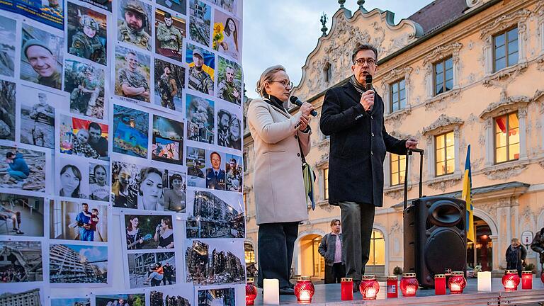 Abschlusskundgebung vor dem Falkenhaus. Im Bild: Dasha Hladun und Christian Schuchardt. Abschlusskundgebung vor dem Falkenhaus. Im Bild: Dasha Hladun und Christian Schuchardt.