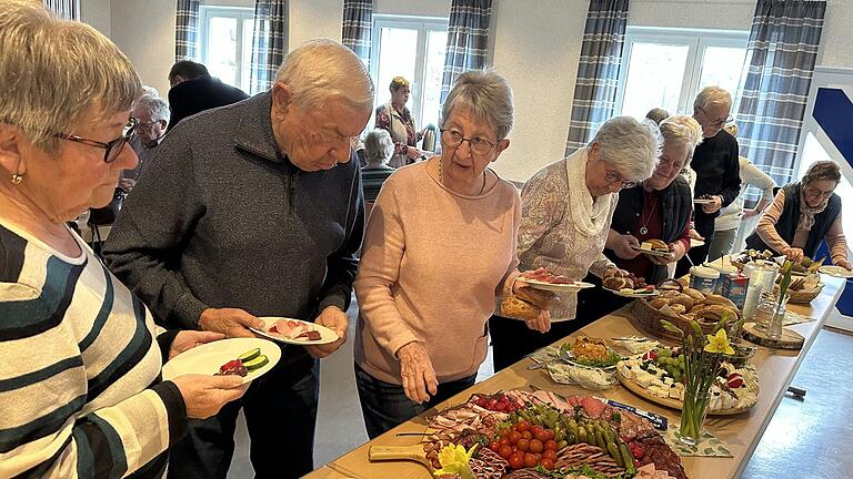 Zahlreiche Köstlichkeiten und festliche Stimmung prägten das Bürgermeisterfrühstück in Wülfershausen, bei dem sich die Seniorinnen und Senioren nach Herzenslust bedienen konnten. Zahlreiche Köstlichkeiten und festliche Stimmung prägten das Bürgermeisterfrühstück in Wülfershausen, bei dem sich die Seniorinnen und Senioren nach Herzenslust bedienen konnten.