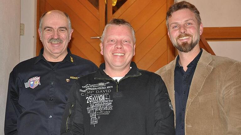 Sportleiter Bernd Seyd (links) und MSC-Präsident Christian Röder (rechts) gratulierten in der Hauptversammlung Jürgen Fechter zum Gewinn der Clubmeisterschaft 2016.