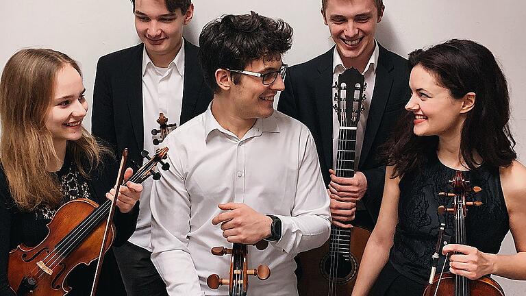 Gitarrist Leonard Becker (hinten rechts) und sein Streichquartett (Musikhochschule München) spielen um den begehrten Preis.