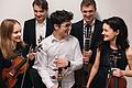 Gitarrist Leonard Becker (hinten rechts) und sein Streichquartett (Musikhochschule München) spielen um den begehrten Preis.