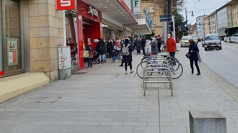 In Schweinfurt ist der Inzidenzwert auf über 100 angestiegen, dennoch tummeln sich viele Menschen ohne Einhaltung der Abstandsregeln.