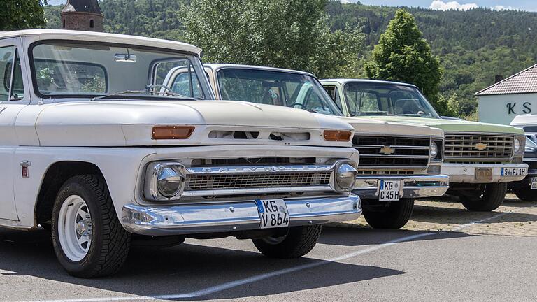 Ihre liebevoll gepflegten und auf Hochglanz polierten 'Schätzchen' präsentieren Oldtimer-Besitzer beim großen Treffen in Gemünden am Main. Ihre liebevoll gepflegten und auf Hochglanz polierten 'Schätzchen' präsentieren Oldtimer-Besitzer beim großen Treffen in Gemünden am Main.
