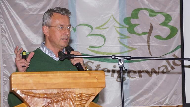 Professor Dr. Hubert Röder hielt das Hauptreferat bei der Jahreshauptversammlung des Vereins 'Unser Steigerwald'.