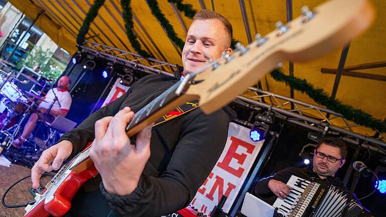 Da ist ordenlich Musik drin: Bei den Festen im Landkreis Haßberge im August bekommen die Besucherinnen und Besucher (hier das Zeiler Weinfest) was auf die Ohren.&nbsp;