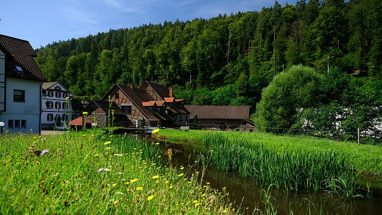 Der historische Eisenhammer in Hasloch wird mit dem Wasser des Haselbachs angetrieben, der an der Rückseite des Gebäudes entlang fließt. Der historische Eisenhammer in Hasloch wird mit dem Wasser des Haselbachs angetrieben, der an der Rückseite des Gebäudes entlang fließt.