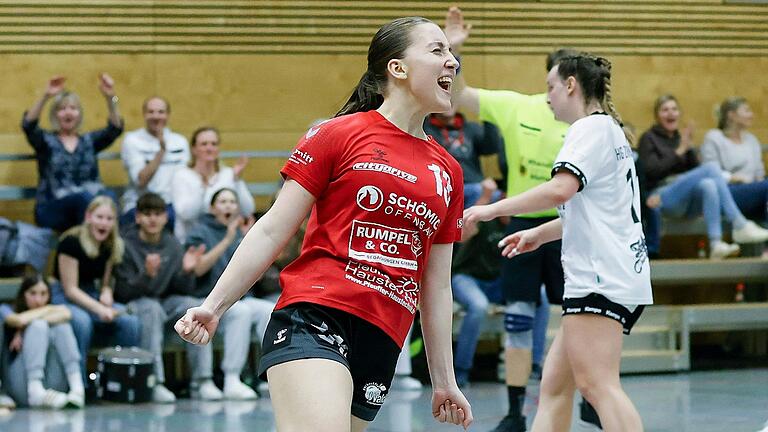 Lilly Horling von der HSG Pleichach freut sich über ein Tor. Die Pleichacherinnen gewannen ihr Heimspiel in der Handball-Oberliga Nord der Frauen mit 26:23 gegen die HG Zirndorf.