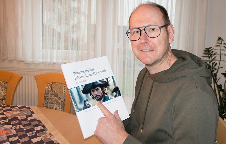 Peter Placke aus Rothenbuch mit seinem Buch 'Wilderermythos Johann Adam Hasenstab'.