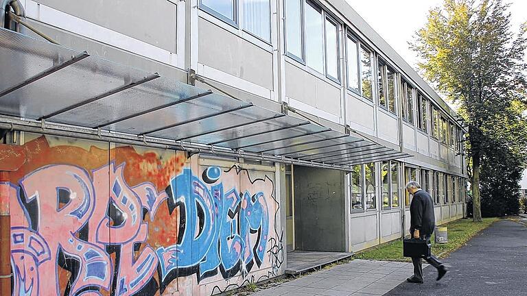 Der &bdquo;Ofra-Bau&ldquo;: In dem alten, muffigen, im Toilettenbereich stinkenden Unterrichtscontainer, der 1998 als Provisorium gedacht war, hausen noch 14 Jahre später Schüler von 15 Klassen der FOS/BOS Schweinfurt.