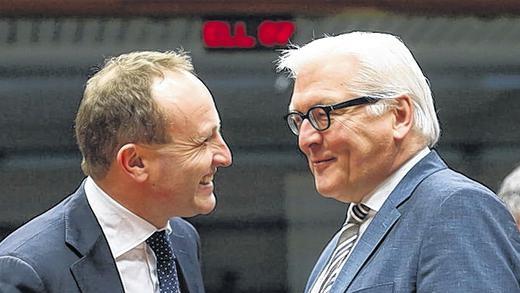 Thema Ukraine: Beim Treffen der EU-Außenminister in Brüssel unterhält sich Bundesaußenminister Frank-Walter Steinmeier mit seinem dänischen Amtskollegen Martin Lidegaard (links).