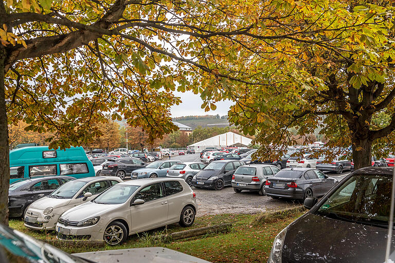 Blick auf den Talavera-Parkplatz in Würzburg. Die politischen Meinungen, ob er in Zukunft bewirtschaftet werden soll, gehen auseinander. Das neue Stadtrats-Bündnis spricht sich dafür aus.