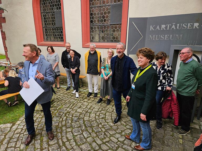Der heutige, im Innenhof versteckte Eingang des Kartäuser-Museums sollte laut Machbarkeitsstudie an den Dorfplatz verlegt werden – auch um die Privatsphäre der Anwohner besser zu schützen. Vorne im Bild: Bürgermeister Peter Juks (links), Kunstreferent der Diözese Jürgen Emmert und Andrea Trumpfheller, Sprecherin Freundeskreis Kartäusermuseum. Hinten links: die Macher der Studie, Jochen Ramming und Dagmar Stonus.