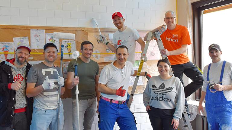 Klassenlehrer Maik Dölz mit Wojciech, Andreas, Chris, Matthias, Maria, Robert und Andreas von der ING DIBA.