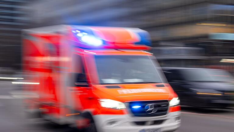 Ein Rettungswagen fährt mit Blaulicht zu einem Einsatz       -  Rettungskräfte stellten bei dem Mann schwerste Verletzungen an den Beinen und einen offenen Bruch am Oberarm fest. (Symbolbild)