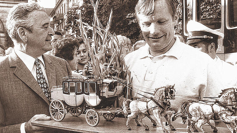 Neil Armstrong in Bad Kissingen: OB Dr. Hans Weiß überreichte dem berühmten Amerikaner ein Modell der Postkutsche. Neil Armstrong in Bad Kissingen: OB Dr. Hans Weiß überreichte dem berühmten Amerikaner ein Modell der Postkutsche.