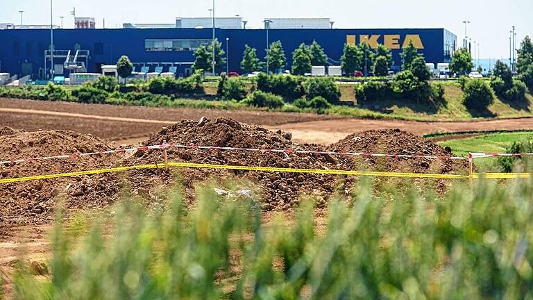 Erdbewegungen hinter dem IkKEA-Gelände       -  Eine neue Straße hinter Ikea parallel zur Bundesstraße 19? Dort baut die Stadt jetzt erst mal einen Korridor für zehn Feldhamster. Die wahren Straßenbauarbeiten beginnen später.