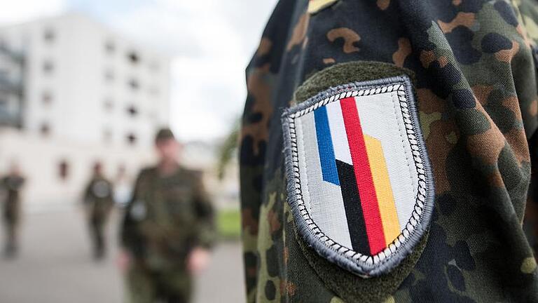 Bundesverteidigungsministerin von der Leyen  in Illkirch       -  Ein Soldat der deutsch-französischen Brigade steht vor dem Stabsgebäude des Jägerbataillons 291 der Bundeswehr in Illkirch bei Straßburg (Frankreich). Dort war der terrorverdächtige Oberleutnant stationiert.