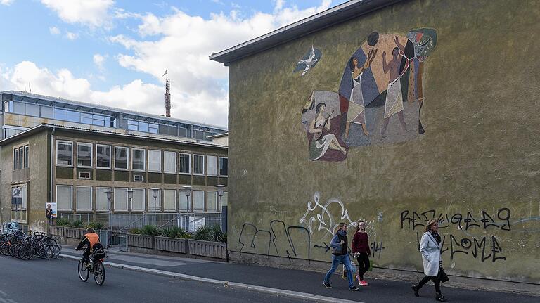 Es wird bald saniert: Das Mozartgymnasium. Foto: Thomas Obermeier