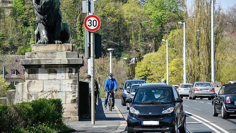 Was viele Radfahrer aus Sicherheitsgründen jetzt schon machen, soll nach dem Vorschlag von Bürgermeister Bauer Standard werden: Radfahrer benutzen die Gehwege der Löwenbrücke, die Fußgänger sollen einen eigenen Übergang bekommen.&nbsp;