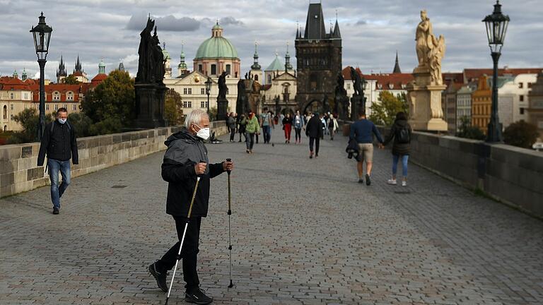 Weil die Coronawerte in Tschechien (hier ein Bild von der Karlsbrücke in der Hauptstadt Prag) noch weitaus höher sind als in Deutschland, können Handballer aus dem Nachbarland, die für den ASV Cham spielen, nicht einreisen. Mit der Folge, dass die Chamer Auswärtspartie am Samstag in Lohr daher abgesagt wurde.