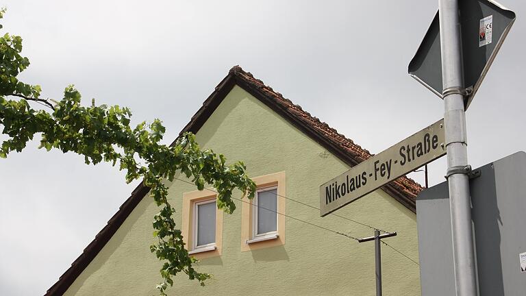 In Dingolshausen zweigt von der Hauptstraße die Nikolaus-Fey-Straße ab. Der Namenspatron der Straße ist ein Heimatdichter, der bekennender Nationalsozialist und tatkräftiger Unterstützer der Nazi-Diktatur war.