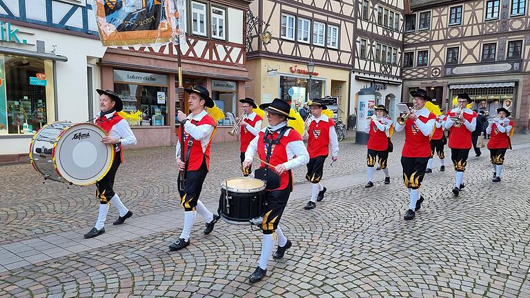 Der Spielmannszug beim Marsch durch die Altstadt.&nbsp;