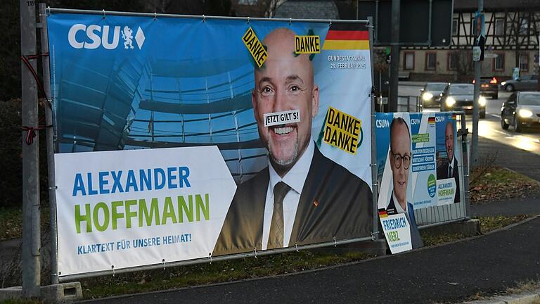 Die Beschmierungen am Wahlbanner von CSU-Kandidat Alexander Hoffmann in Karlstadt hat das Wahlkampfteam zunächst provisorisch mit Aufklebern überdeckt. Die Beschmierungen am Wahlbanner von CSU-Kandidat Alexander Hoffmann in Karlstadt hat das Wahlkampfteam zunächst provisorisch mit Aufklebern überdeckt.