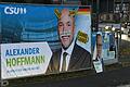 Die Beschmierungen am Wahlbanner von CSU-Kandidat Alexander Hoffmann in Karlstadt hat das Wahlkampfteam zunächst provisorisch mit Aufklebern überdeckt.