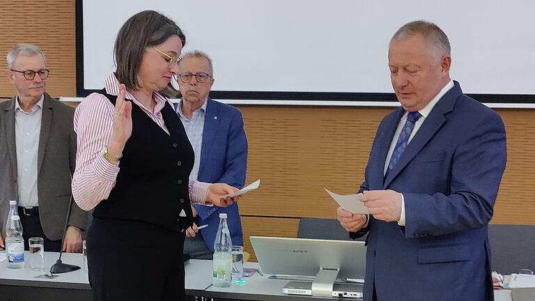 Landrat Thomas Bold vereidigt die neue Kreisrätin Annette Scheder. Landrat Thomas Bold vereidigt die neue Kreisrätin Annette Scheder.